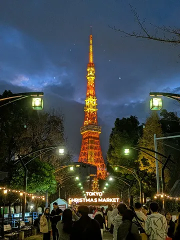 光のアーチ、夜の塔