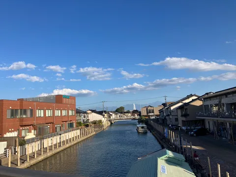 水路に映る青と赤