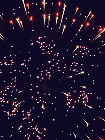 夜空に咲く、夢色の花火
