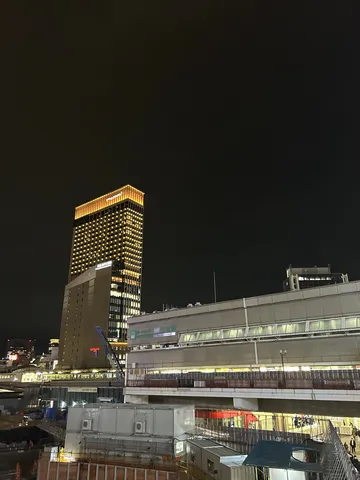 都会の夜景と駅の灯り