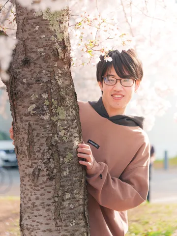 春の木漏れ日、桜の下の笑顔