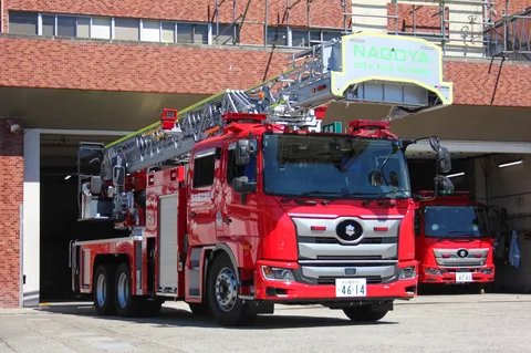 高所へ伸びる赤い梯子車
