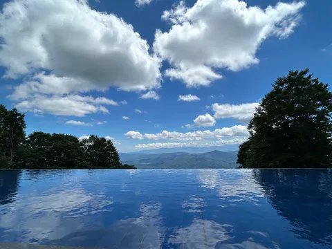 空と水面の青が誘う、天空のインフィニティ