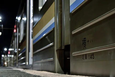 夜の駅、列車の顔