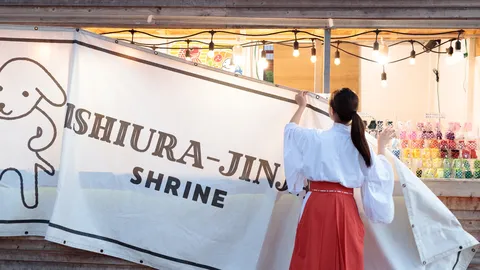 愛らしい看板を掲げる神社の準備