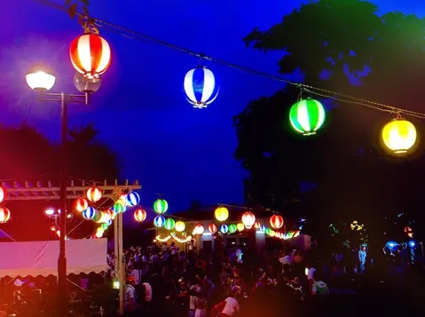 灯りと賑わいの夜祭り