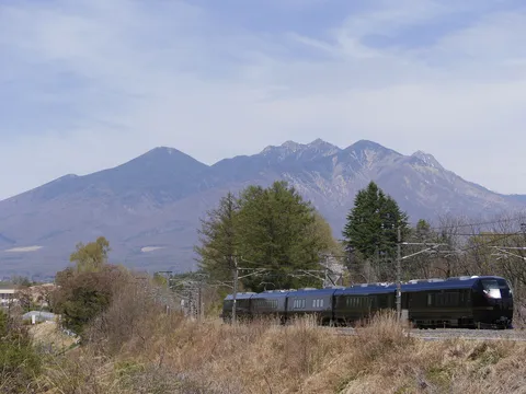 山並みを行く漆黒の旅路