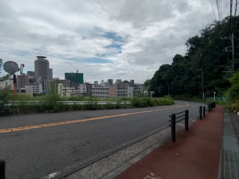 カーブの先、街の気配