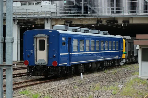 青い列車の夜明け前