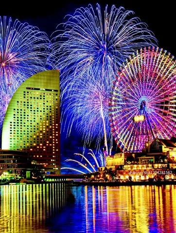 煌めく花火と観覧車の夜景