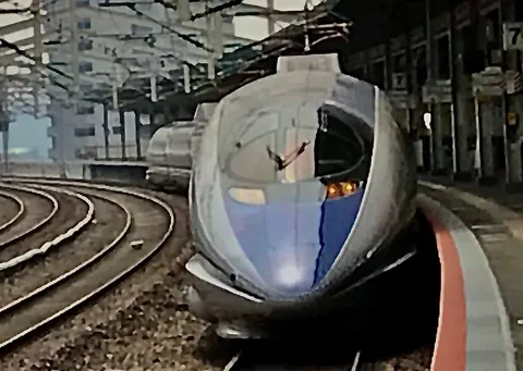 未来へ走る卵型列車