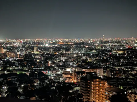 夜景の広がる街の息遣い