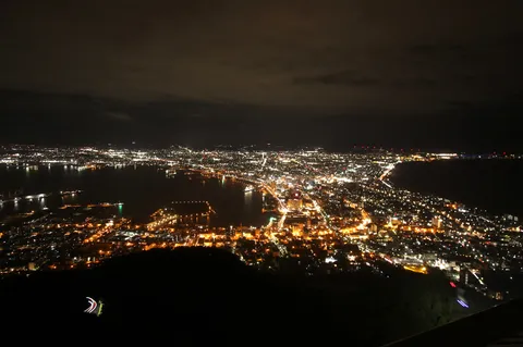 闇夜に煌めく光の絨毯
