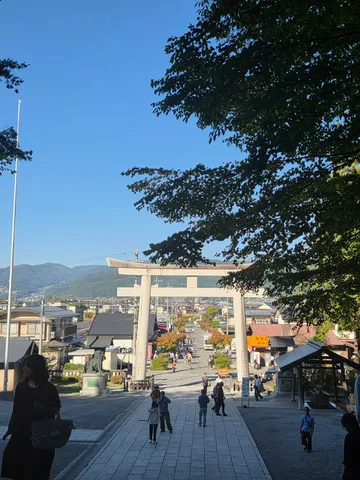 青空と神社の街景