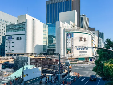 都会の青空と建築美