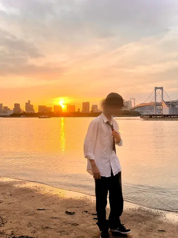 夕暮れ、橋と都会のコントラスト