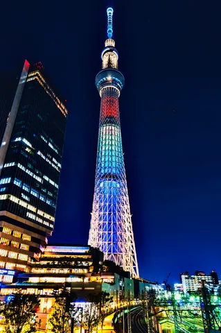 夜空を突く光の塔