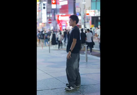 夜の街角で佇む一人