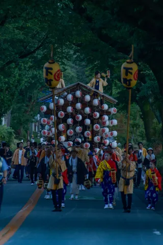 提灯きらめく祭りの夜