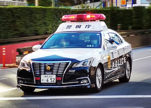 都会を走る日本の警察車両