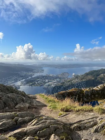 空と湾を見下ろす岩道
