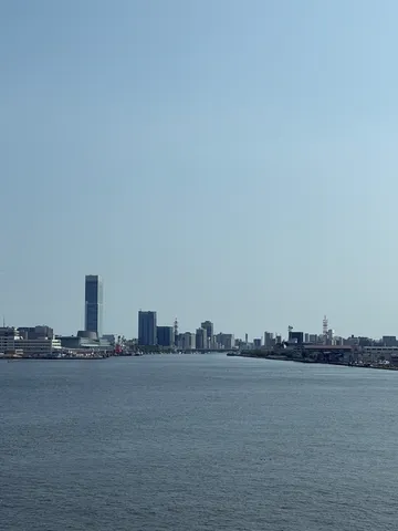 青空と港町のコントラスト