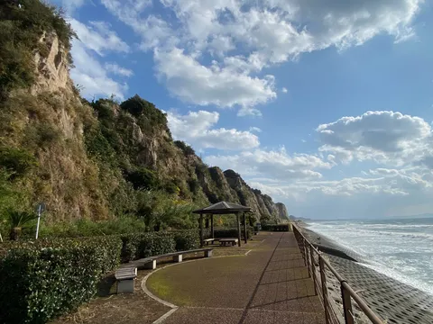 岩壁と海辺の風景デッキ
