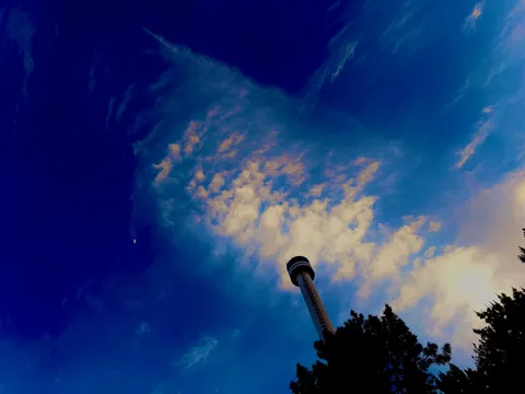 月とタワー、雲のコントラスト