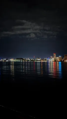 夜景に映る光の軌跡