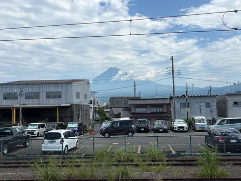 雲間から覗く富士山と日常の風景