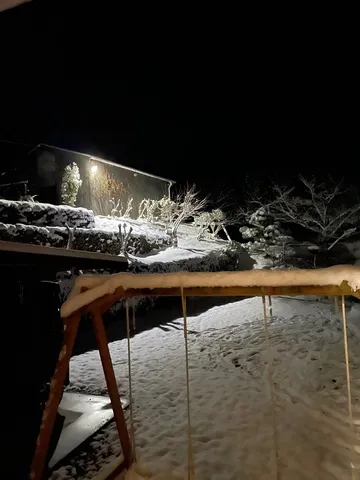 雪降る夜の静寂、ブランコに積もる夢