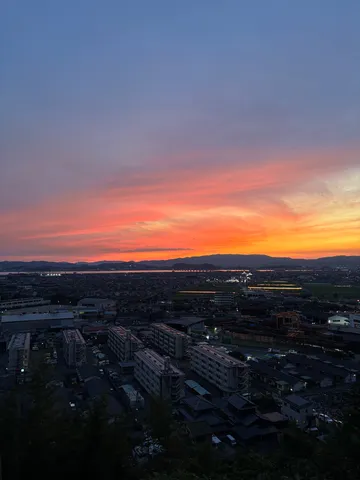 茜空と静かな街並み