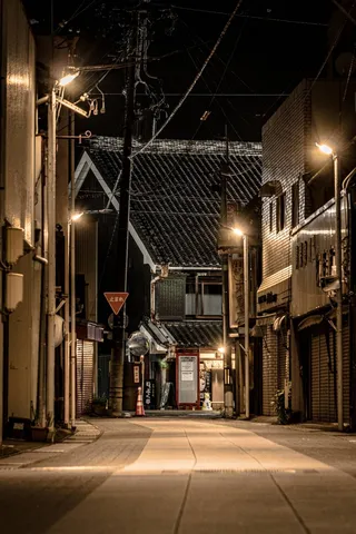 夜の路地に漂う温もり