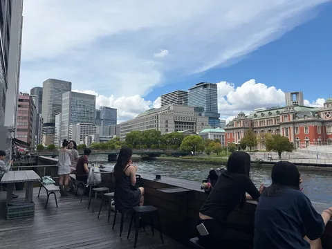 水辺にひらく街の午後