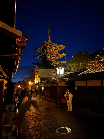 夜の古都、五重塔と灯りの小道