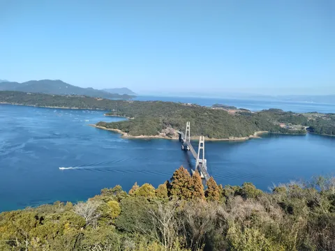 潮風と橋の影が泳ぐ風景