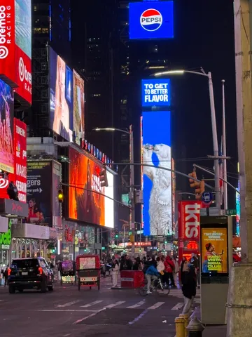 夜の街に映えるネオンサイン