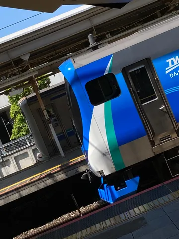 駅に映える鮮やかなブルー