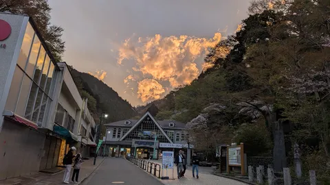 山間に広がる夕焼け空
