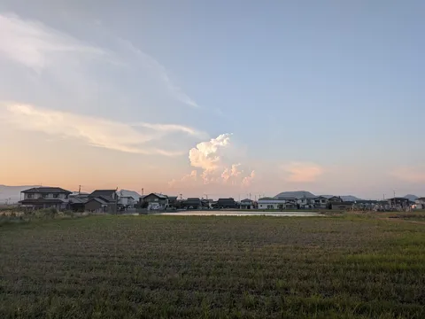 夕暮れに浮かぶ入道雲