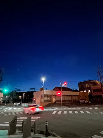 夜の交差点、流れる赤