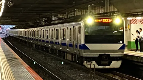 地下の光景、流れる列車