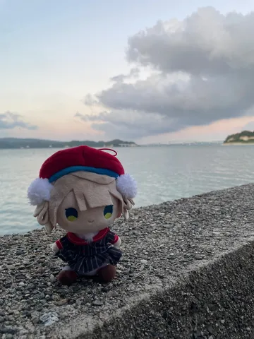 水辺に佇む小さな旅人