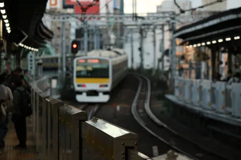 曲線を描く列車と夕刻の駅
