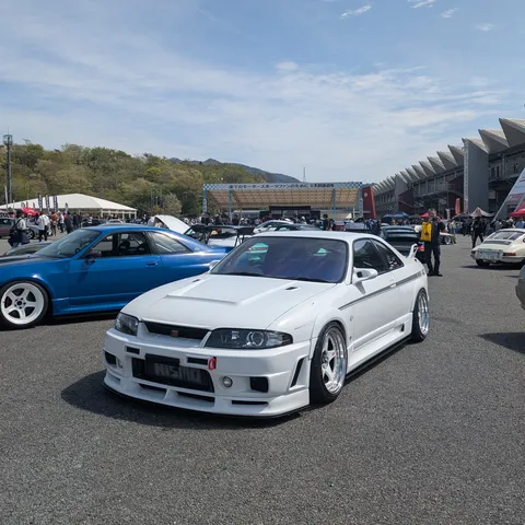白と青の対比、車の祭典