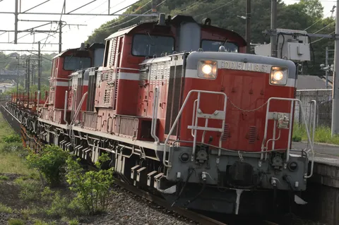 旅立ちを待つ、力強い赤い機関車