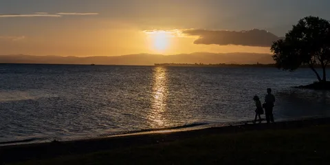 夕陽に染まる二人、静かな海辺