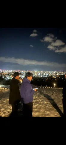 夜景を背に佇む二人