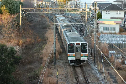 夕暮れの線路と架線美