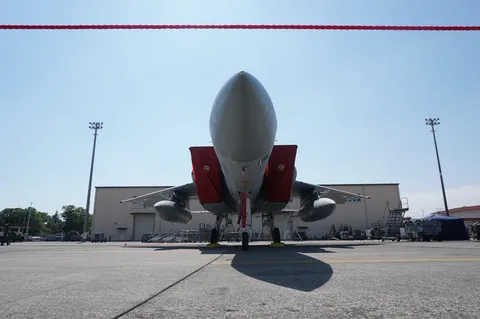 戦闘機の腹の下は秘密基地？